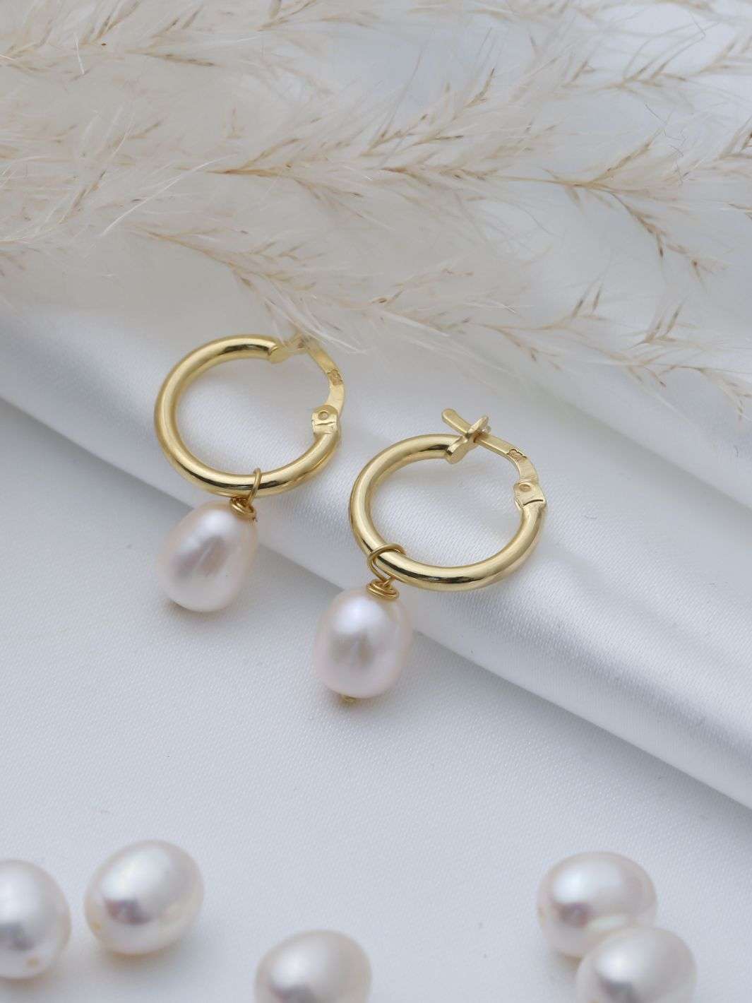 Gold Aphrodite Single Pearl Hoop Earrings